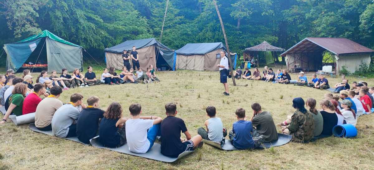 Policjanci odwiedzają harcerzy wypoczywających w Bieszczadach