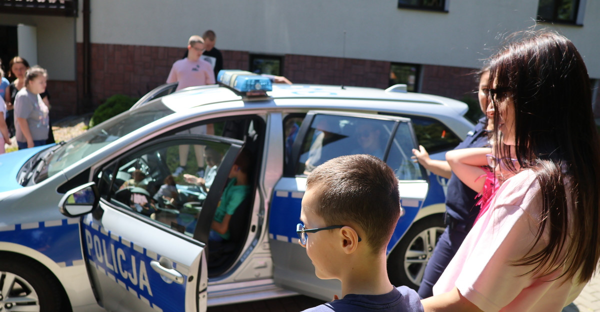 Policjanci odwiedzili dzieci ze Szkolnego Ośrodka Szkolno-Wychowawczego w Brzozowie (ZDJĘCIA)