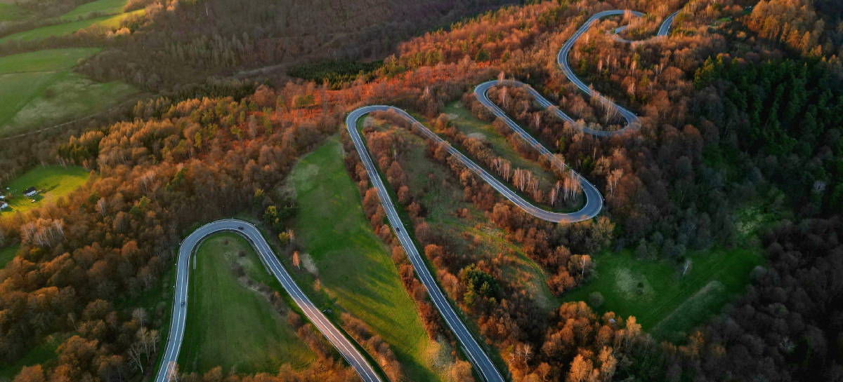 Wypadek na serpentynach w Wujskiem. Motocyklista zderzył się z samochodem osobowym