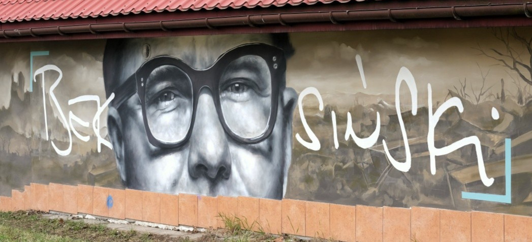 SANOK: Fotografie Beksińskiego na ścianach miasta. Nowy projekt Arkadiusza Andrejkowa [ZDJĘCIA]