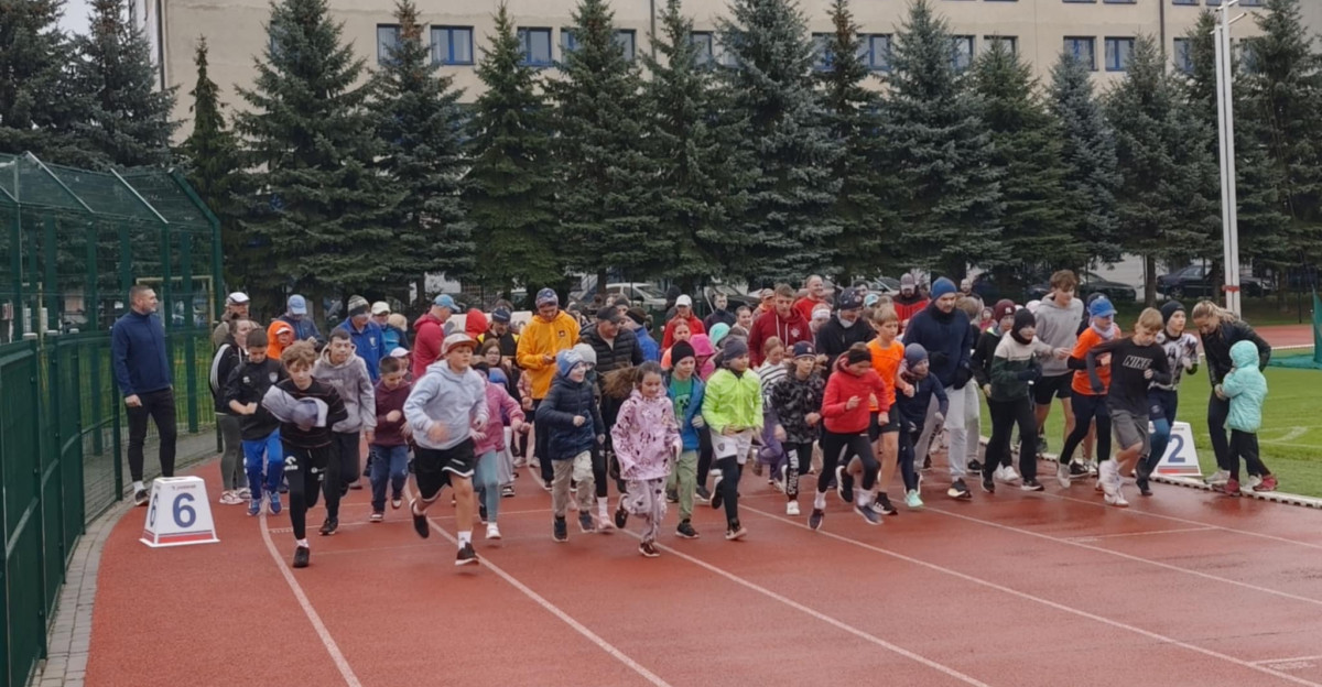 SANOK: Jubileusz 35-lecia Szkoły Podstawowej nr 1. Wspólny bieg rozpoczął świętowanie