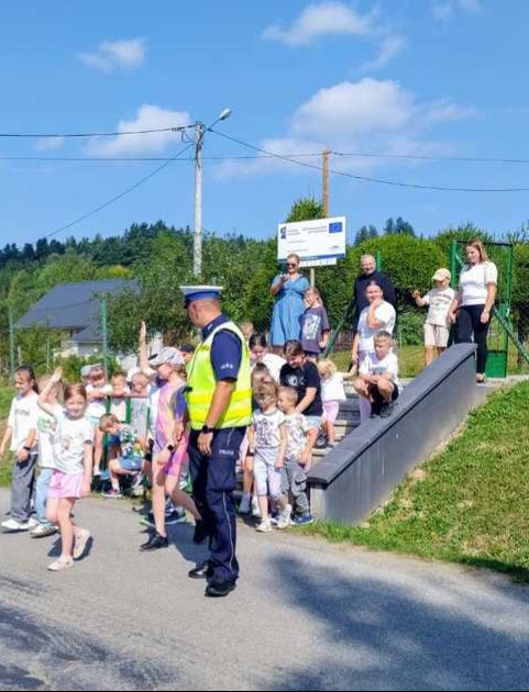 Lekcja bezpieczeństwa dla najmłodszych. Bezpieczeństwo dzieci w drodze do szkoły to priorytet