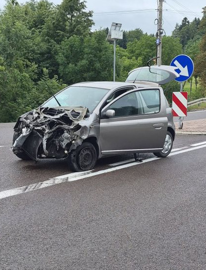 JASIENICA ROSIELNA: Zderzenie dwóch pojazdów na DK19. Jedna osoba trafiła do szpitala [ZDJĘCIA]
