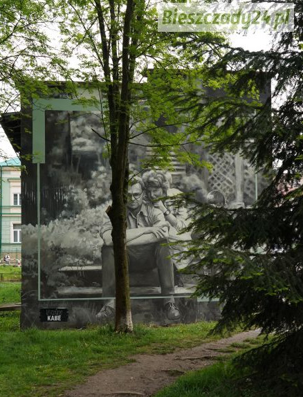 Beksińscy „wrócili” na Jagiellońską. Nowy mural Arkadiusza Andrejkowa [VIDEO, ZDJĘCIA]