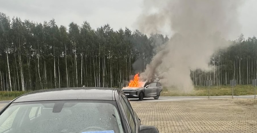 Osobówka stanęła w ogniu podczas kontroli! Policjanci ruszyli z pomocą [ZDJĘCIA]