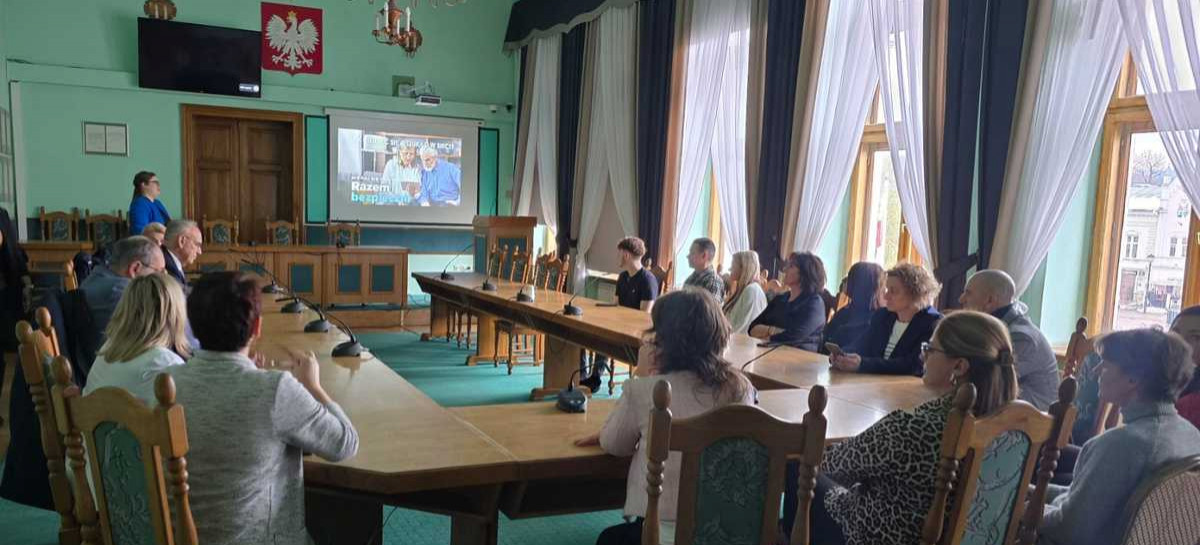 SANOK: Policjanci i prawnicy wspólnie przeciw oszustwom. Akcja „Niebieski Parasol – Nie daj się oszukać!”