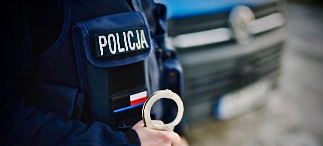 Poszukiwany 32-latek ukrył się na strychu, posiadał przy sobie narkotyki