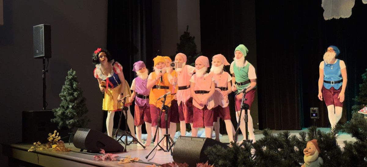 SANOK: Niezwykły spektakl w wykonaniu SP8. „Ojcowie na ratunek, czyli Jezioro Łabędzie w męskim wydaniu” [VIDEO, ZDJĘCIA]