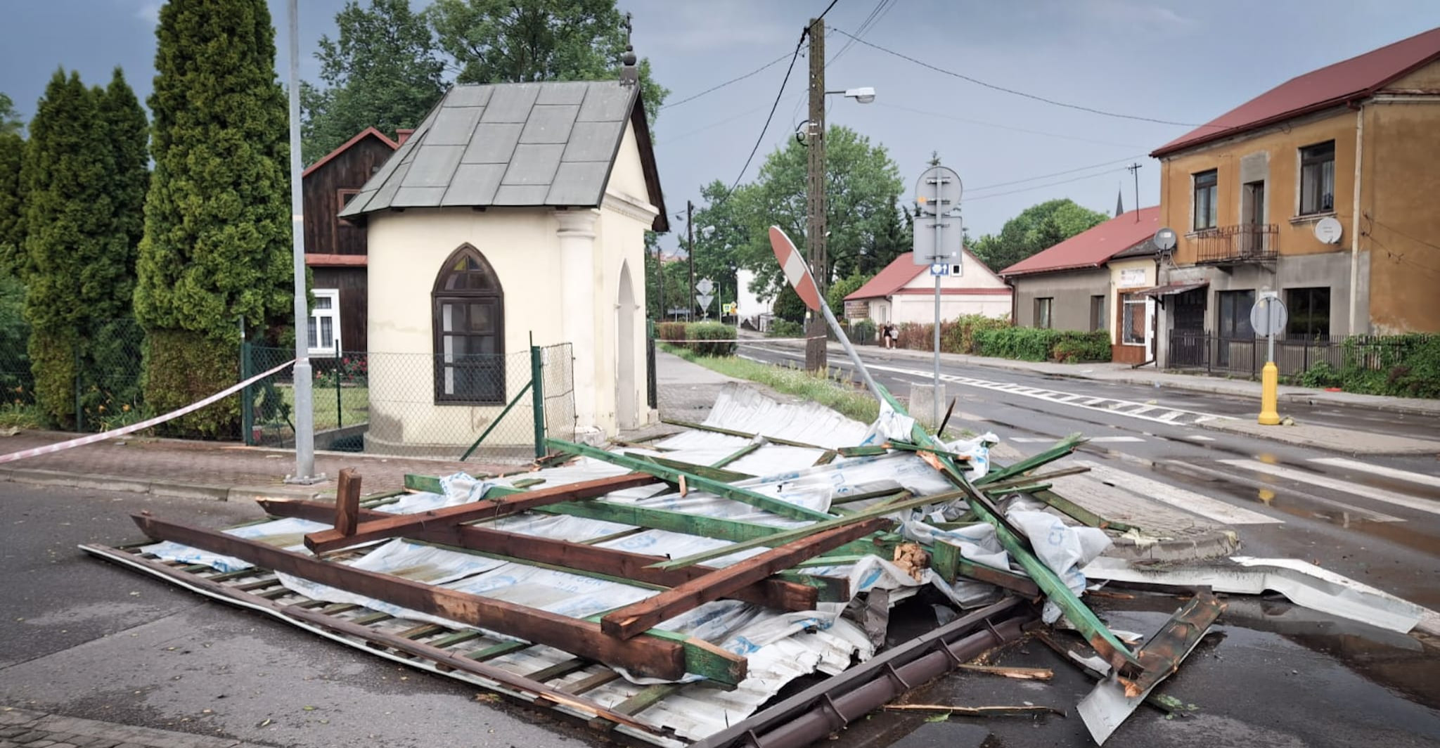 PODKARPACIE: Ponad 80 interwencji strażaków. Połamane drzewa i uszkodzone dachy [ZDJĘCIA]