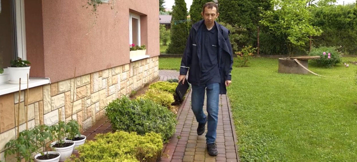 Pocztowiec z Brzozowa przyszedł z pomocą samotnej staruszce (VIDEO)