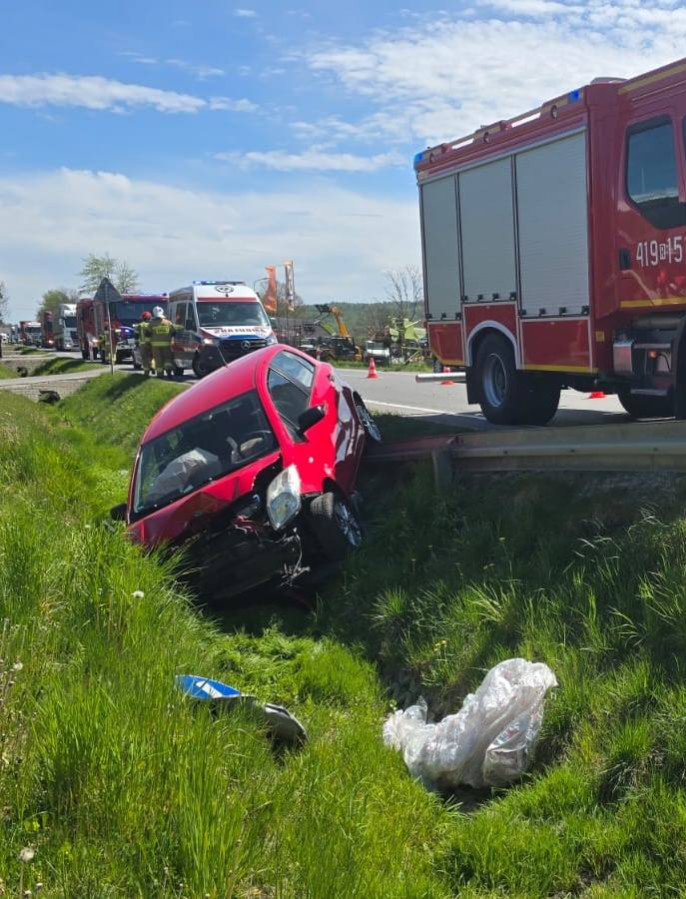 Groźna kolizja na DK19 w Domaradzu. Auto wypadło z drogi [ZDJĘCIA]