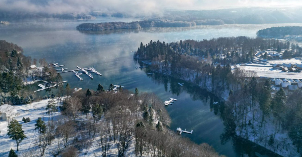 O krok od tragedii w Polańczyku. Samochód dostawczy wpadł do jeziora [ZDJĘCIA]