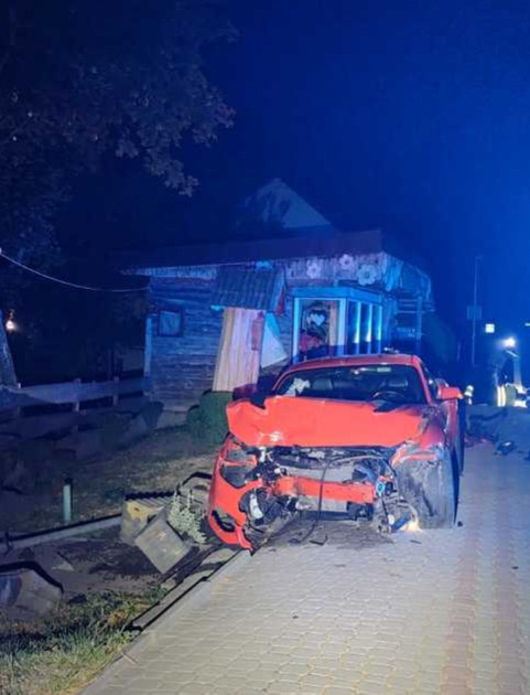 USTRZYKI DOLNE: Stracił panowanie nad mustangiem i uderzył w latarnię