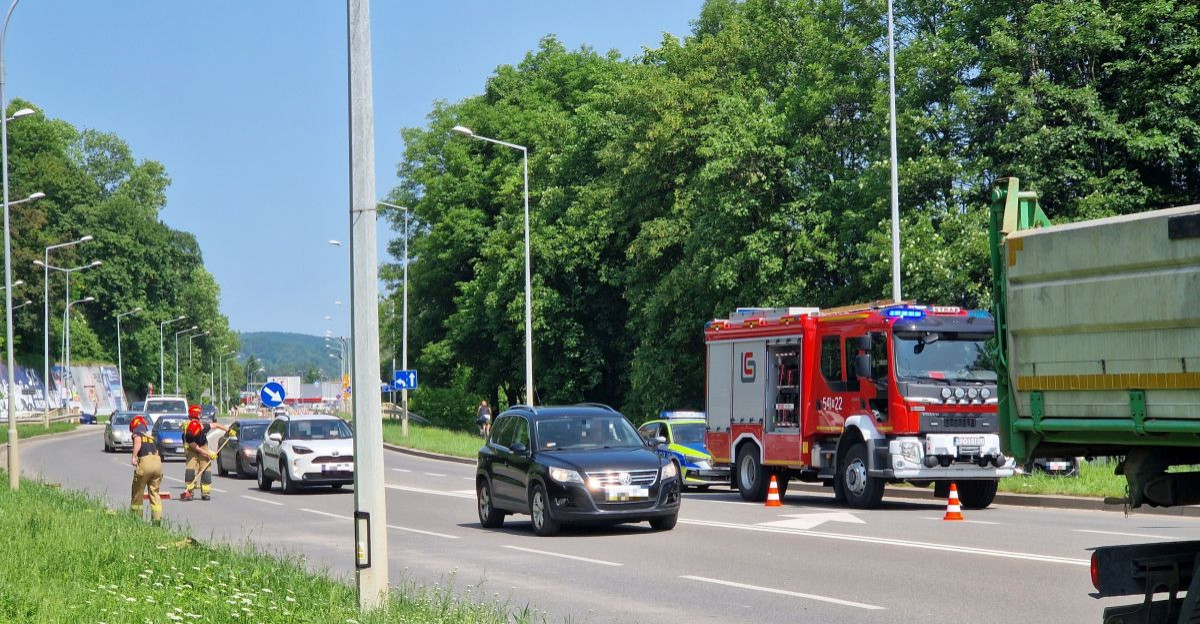Kolizja na ul. Królowej Bony. Zderzenie osobówki z ciężarówką (ZDJĘCIA)