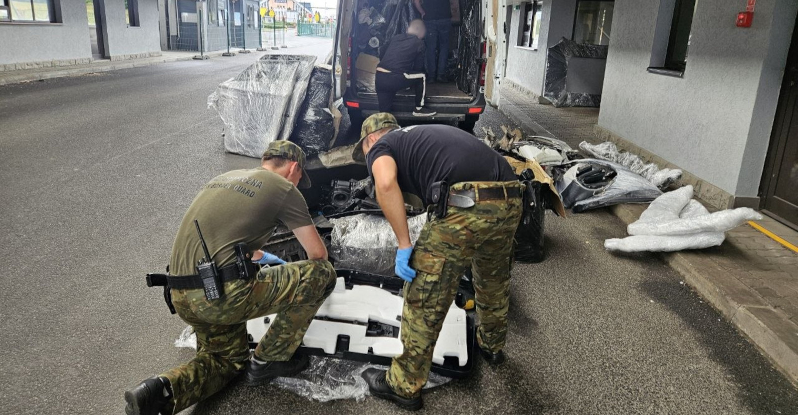 Ukrainiec i Rumun  usiłowali przemycić  części i auto skradzione w Wielkiej Brytanii