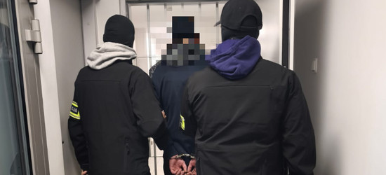 Pijany 23-latek dachował fordem. Został wydalony z Polski