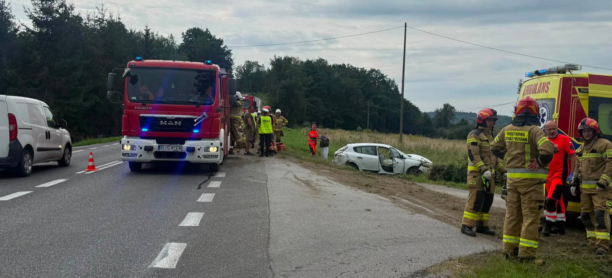 Niebezpieczne wyprzedzanie na DK73. Ciężarówka i osobówka wypadły z drogi [ZDJĘCIA]