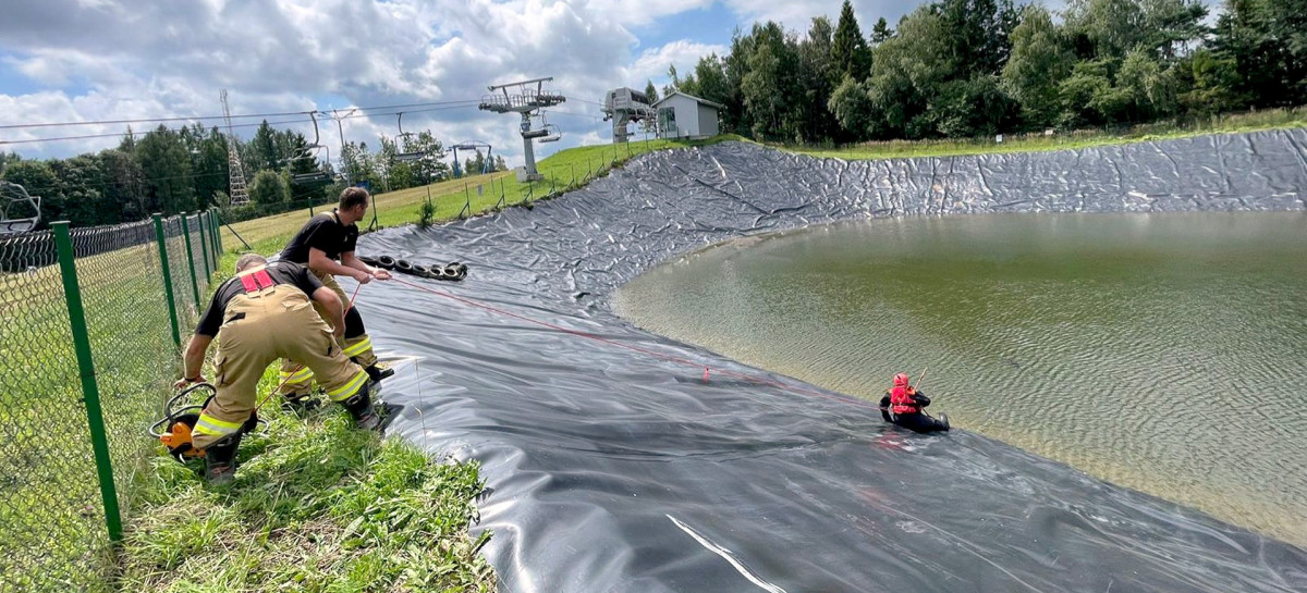 Kot wpadł do zbiornika wodnego na Gromadzyniu. Strażacy podjęli akcję ratunkową (ZDJĘCIA)