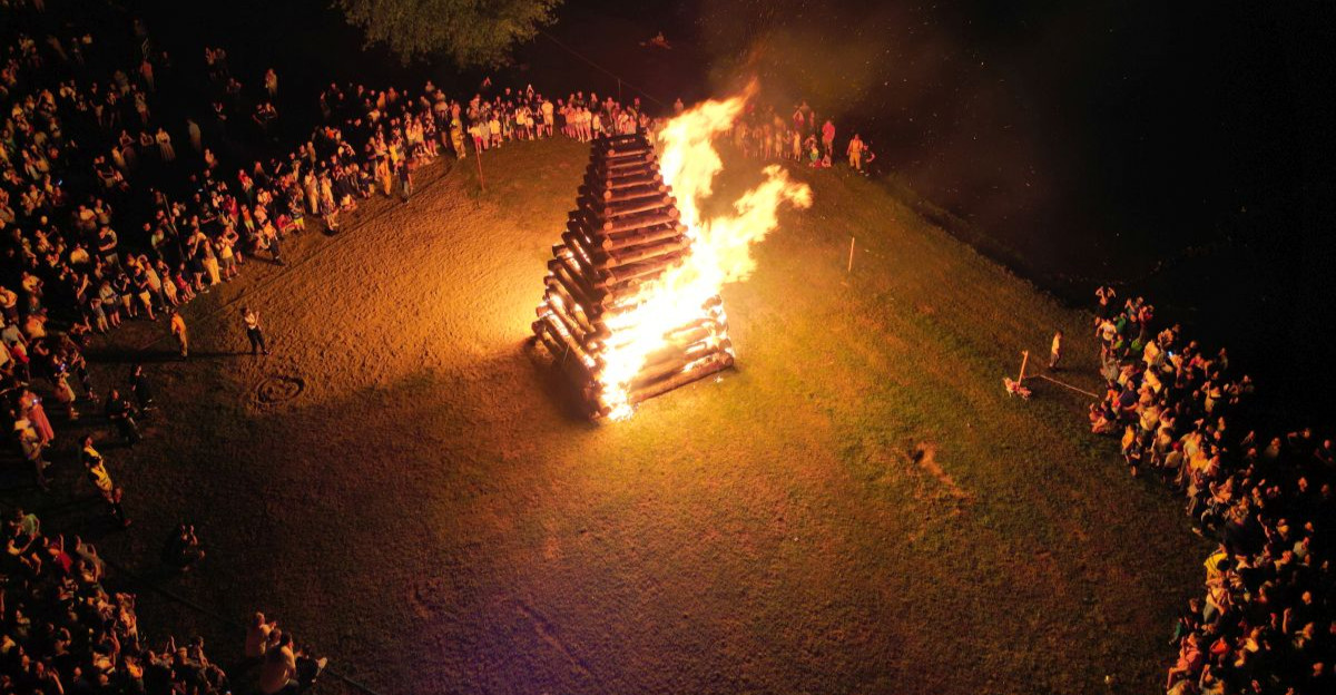Noc Świętojańska w Tyrawie Solnej. Ogień rozświetlił najkrótszą noc w roku [ZDJĘCIA, VIDEO]