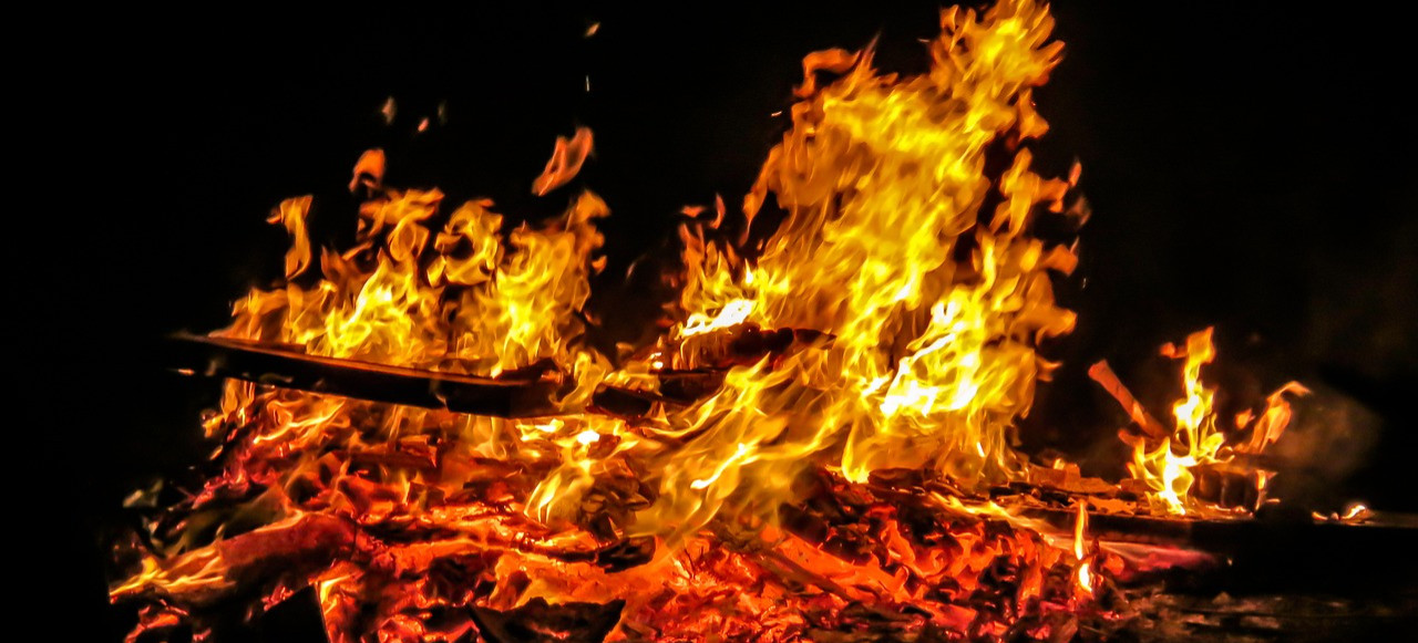 NOWOSIELCE: Pożar na jednej z posesji. Zapaliło się drewno opałowe
