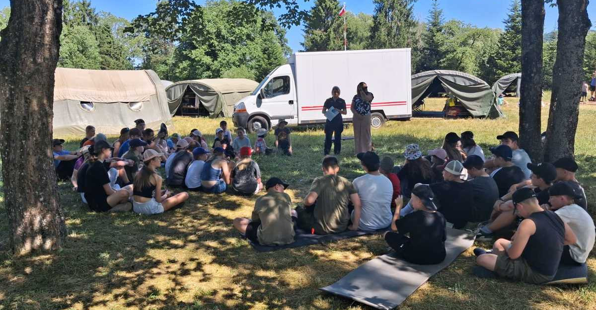 Policjanci wśród dzieci – uczą, jak bezpiecznie spędzać wakacje (ZDJĘCIA)