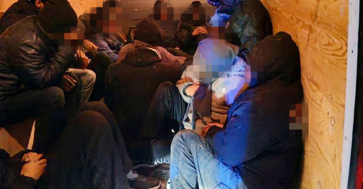 Polak przewoził w busie 17 imigrantów z Azji. Został zatrzymany w Chorwacji