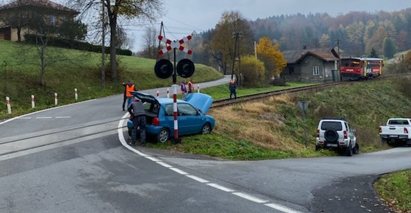 BEZMIECHOWA: Zderzenie osobówki z szynobusem! (ZDJĘCIE)