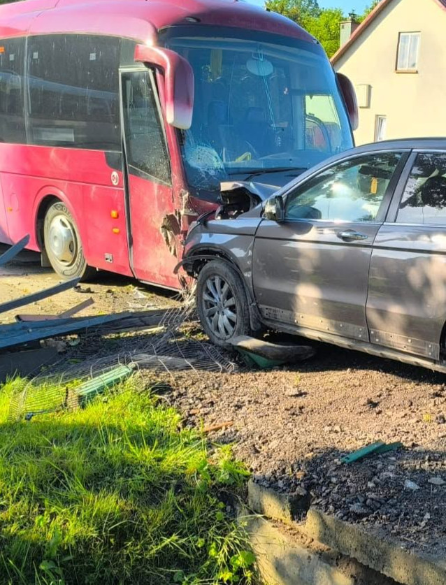 Groźne zdarzenie w Nowosiołkach. Osobówka uderzyła w autobus [ZDJĘCIA]