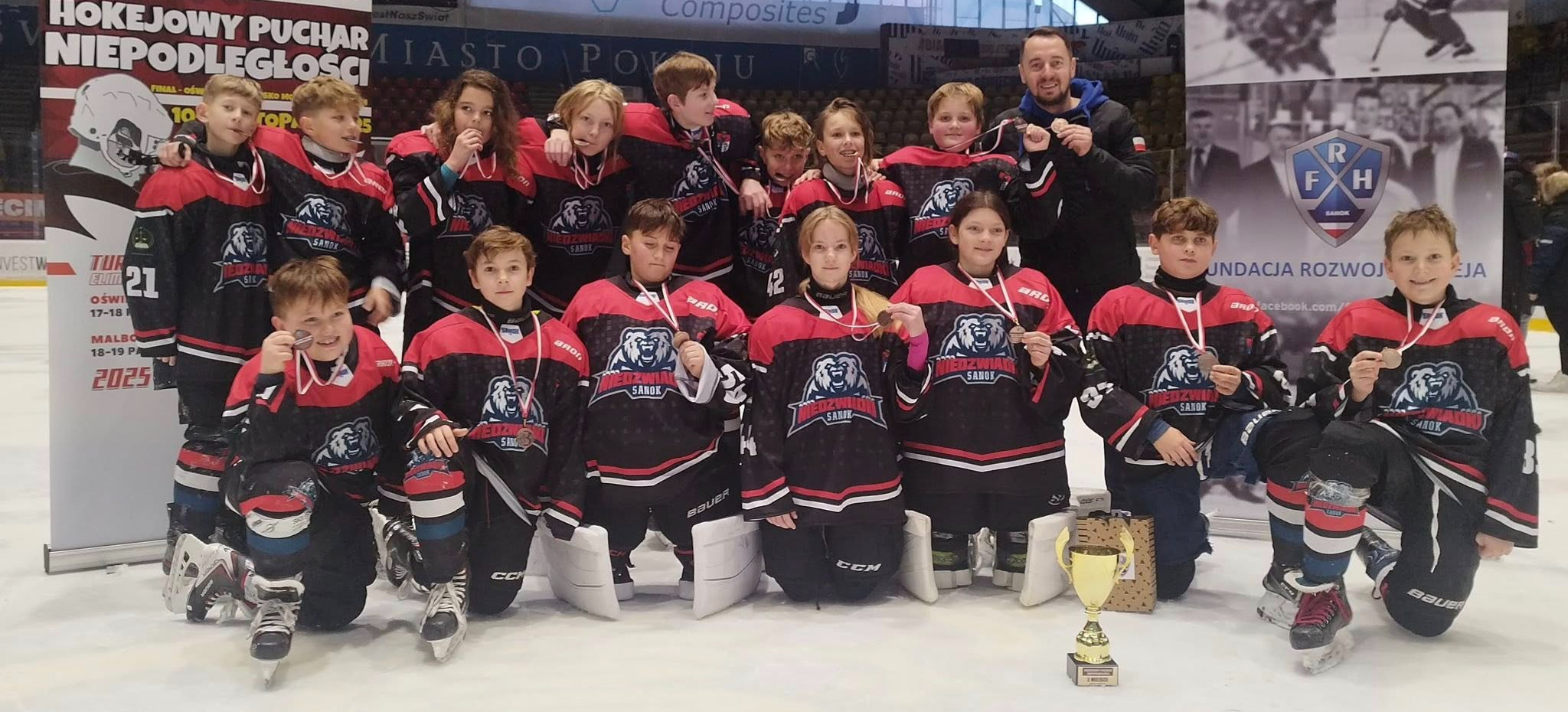 HOKEJ: Niedźwiadki na podium! Brązowy medal i zwycięskie zakończenie sezonu