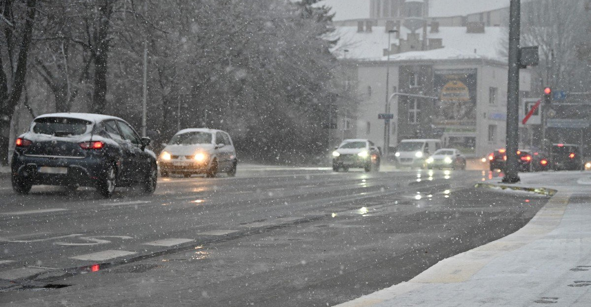 Trudne warunki na drogach. Policja apeluje o rozwagę