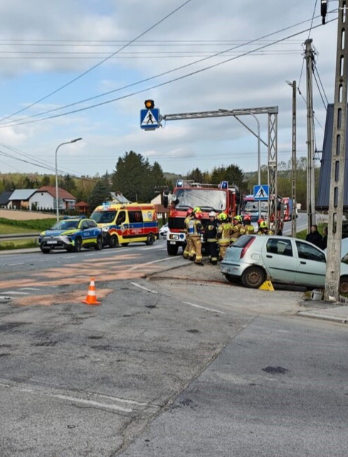 POŁOMIA: Groźny wypadek na DK19. Fiat uderzył w budynek!