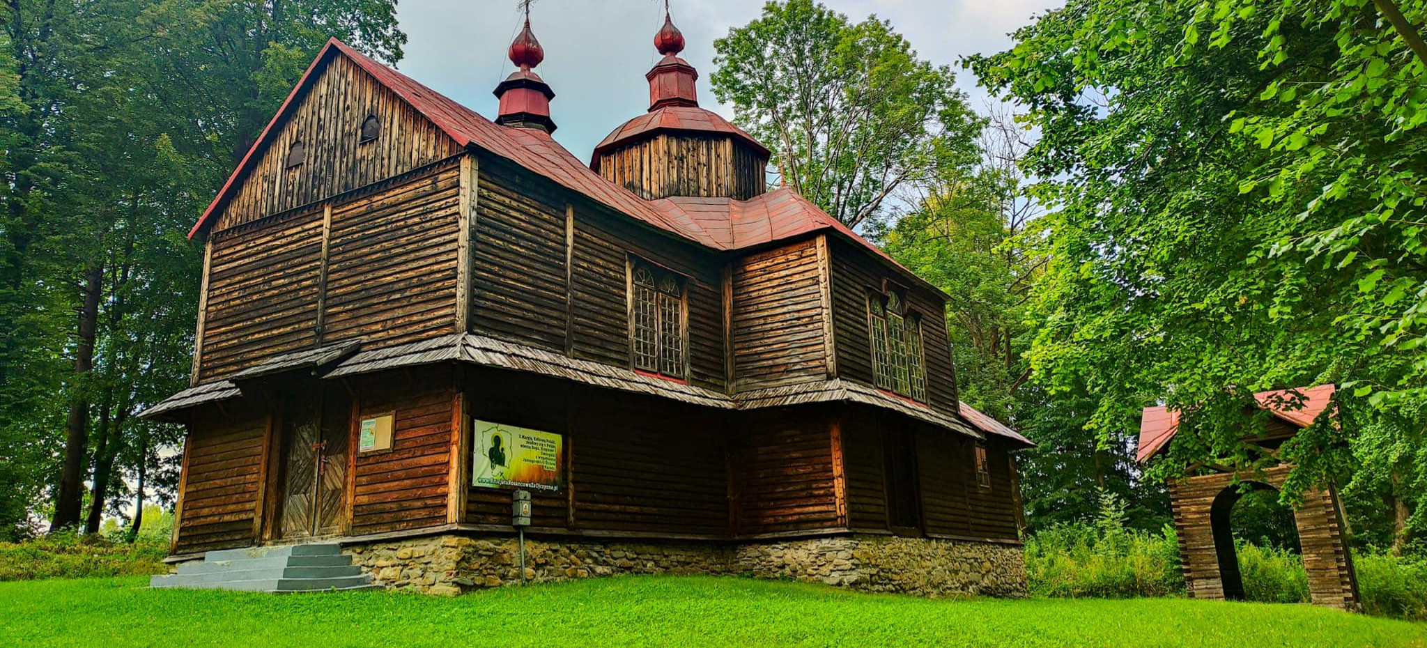 Jednym z nieodzownych elementów krajobrazu Gminy Ustrzyki Dolne są drewniane cerkwie