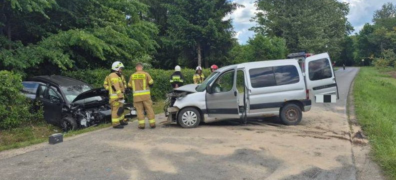 PODKARPACIE: Zderzenie czołowe dwóch osobówek, cztery osoby w szpitalu