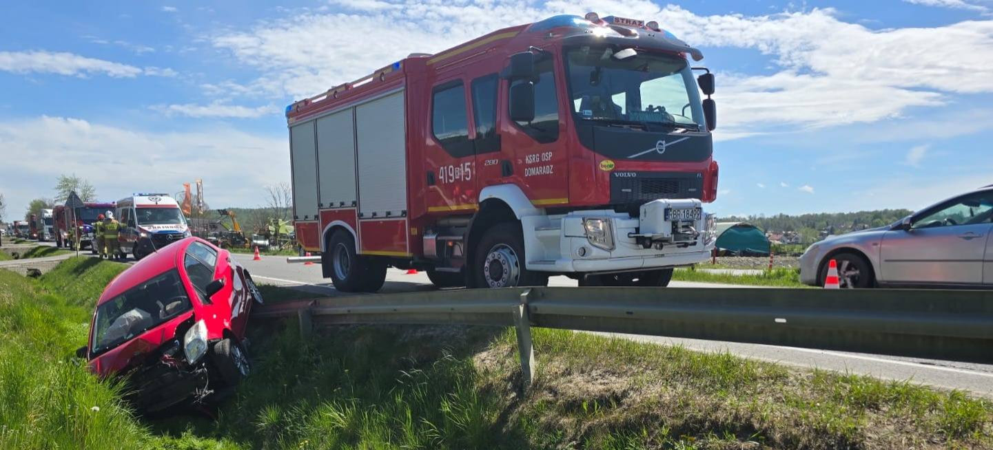 Groźna kolizja na DK19 w Domaradzu. Auto wypadło z drogi [ZDJĘCIA]