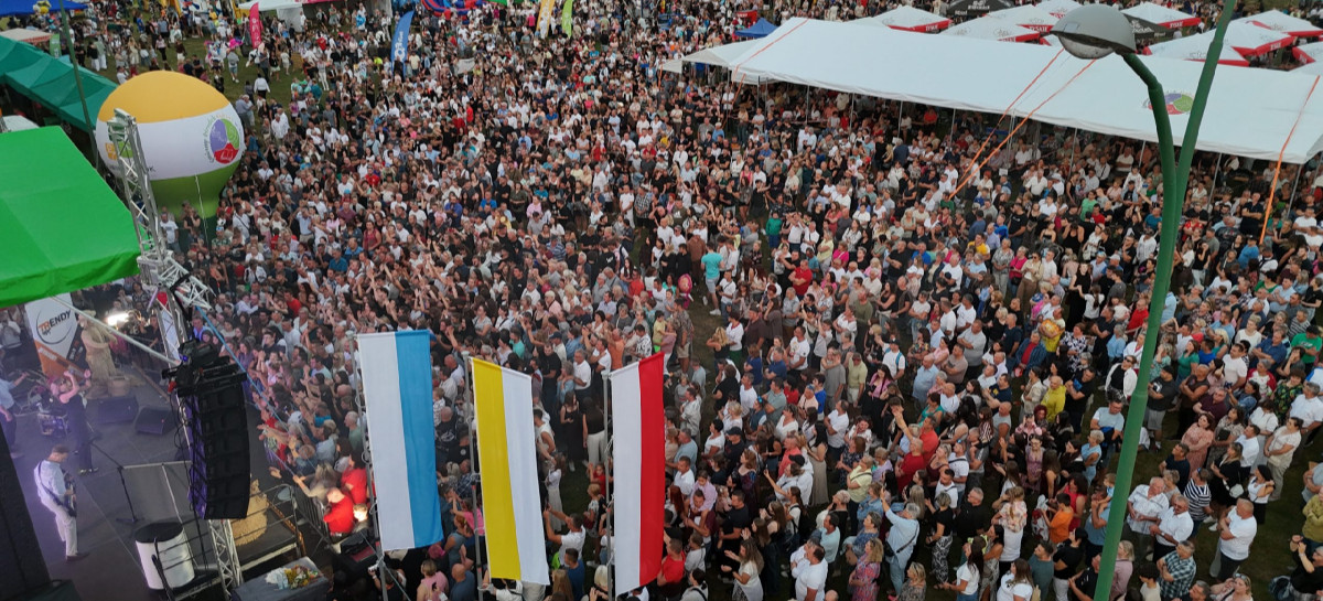 Tłumy na dożynkach w Czerteżu! „Łobuzy” rozgrzały publiczność (VIDEO, ZDJĘCIA)
