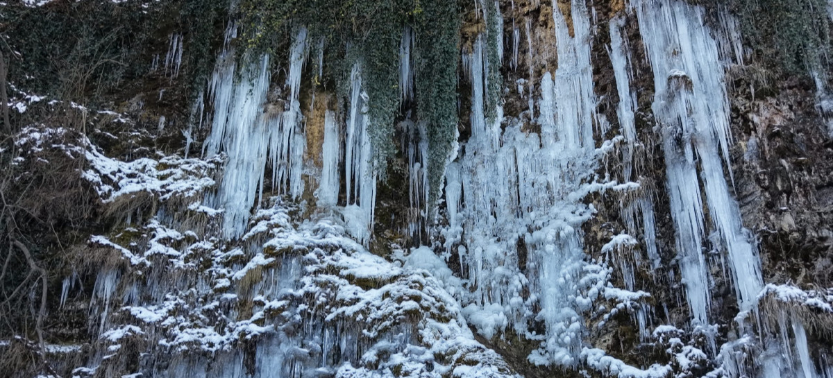 Lodospady w Rudawce Rymanowskiej. Zimowy spektakl natury przyciąga turystów. VIDEO, ZDJĘCIA Z LOTU PTAKA!