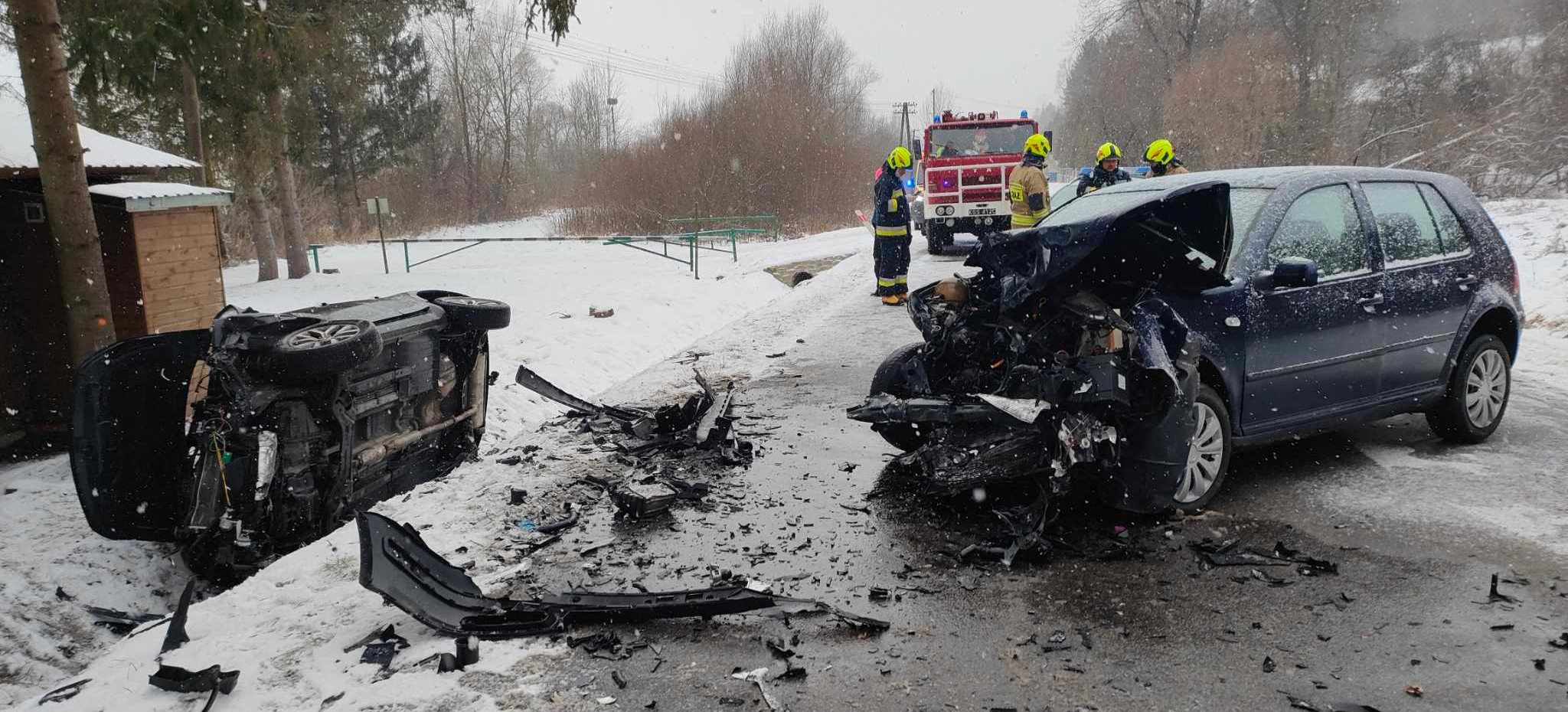 ZAŁUŻ: Czołowe zderzenie dwóch samochodów. 4 osoby poszkodowane (ZDJĘCIA)