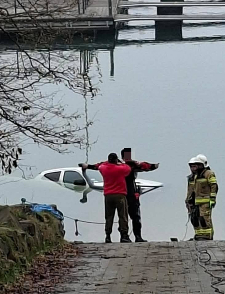 Samochód osobowy zsunął się do Jeziora Solińskiego [ZDJĘCIA]