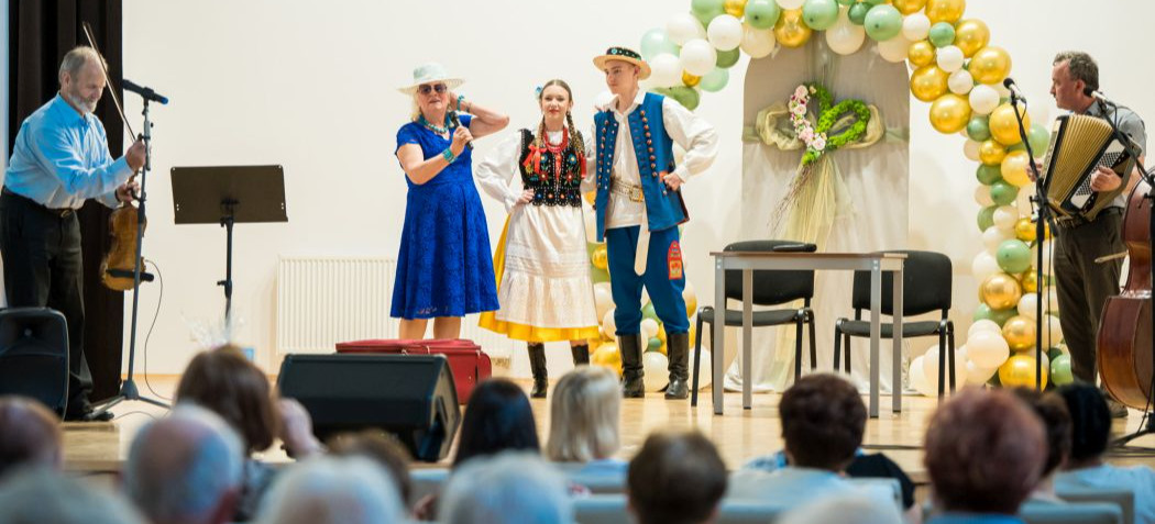 Folkowo i wzruszająco. Seniorzy świętowali Dzień Matki w Centrum Usług Senioralnych [ZDJĘCIA]