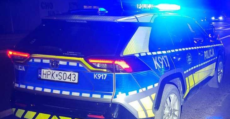 KOMAŃCZA. Pijany 64-latek zasnął za kierownicą i uderzył w szlaban kolejowy