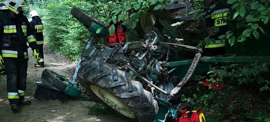 Tragedia w lesie! Mężczyzna śmiertelnie przygnieciony przez ciągnik (FOTO)