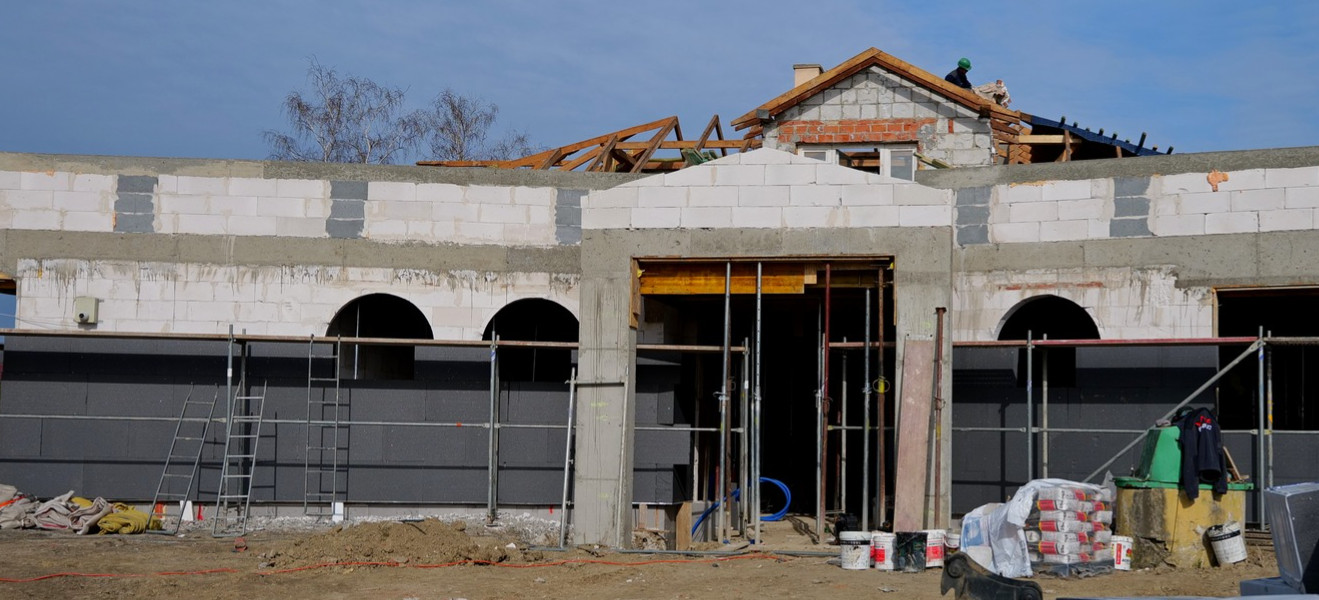 GMINA SANOK: Nowy żłobek rośnie w oczach. Postępy prac w Czerteżu [ZDJĘCIA]