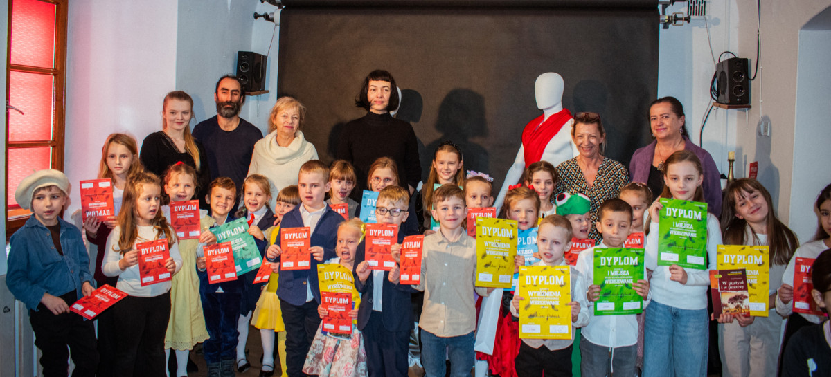 Młodzi recytatorzy na scenie MDK. Pierwszy dzień Jesiennego Wierszowania w Sanoku [ZDJĘCIA]