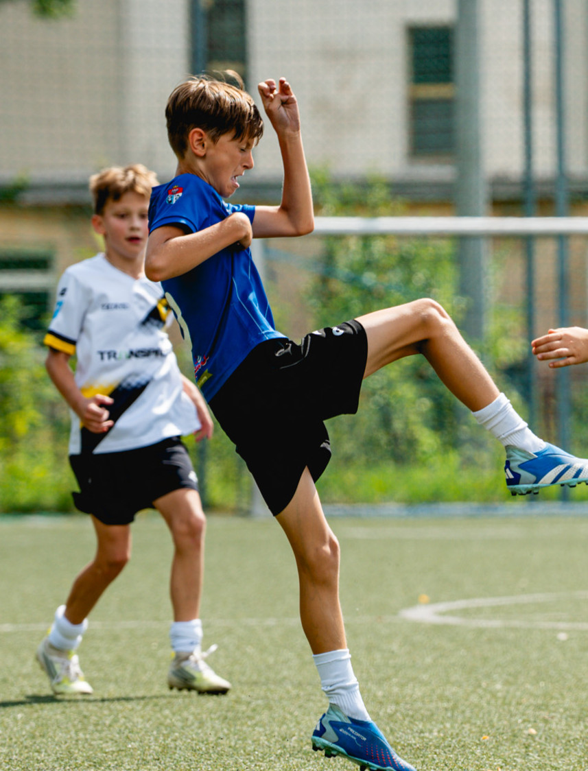 Sportowe emocje i świetna zabawa. Młodzi piłkarze opanowali Orlik przy I LO w Sanoku [ZDJĘCIA]