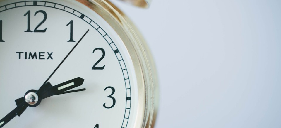 W nocy z soboty na niedzielę pośpimy dłużej – pociągi będą miały postój, zmieni się rozkład nocnych linii autobusowych