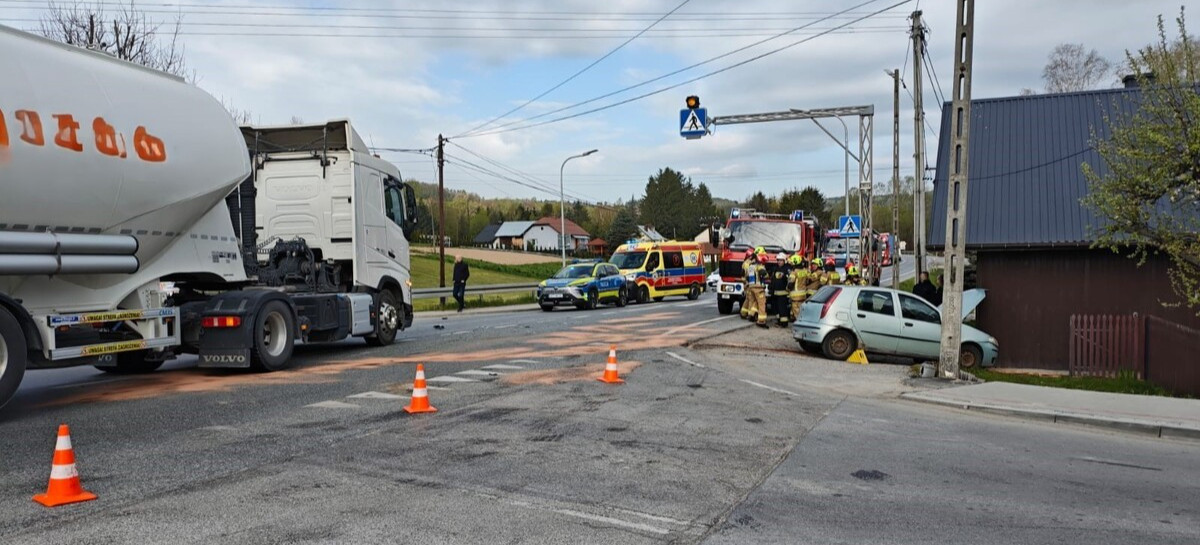 POŁOMIA: Groźny wypadek na DK19. Fiat uderzył w budynek!