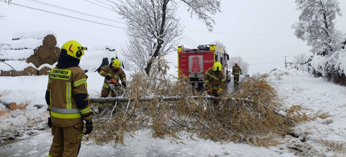 Atak zimy na Podkarpaciu. Tysiące odbiorców bez prądu, setki interwencji służb