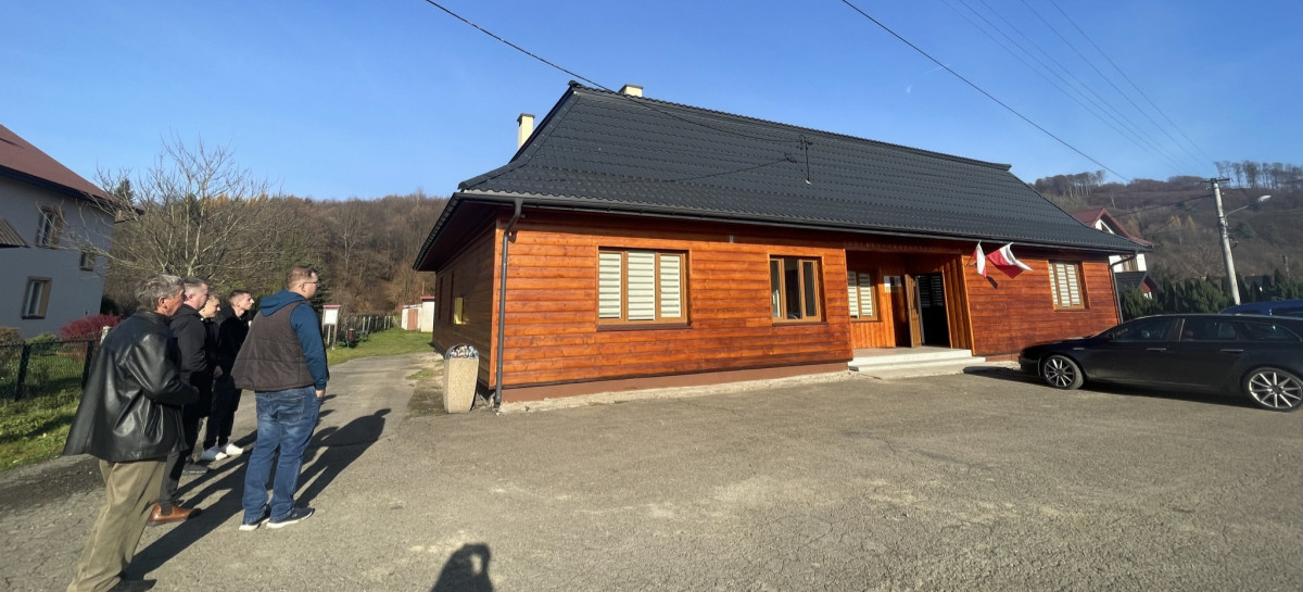 GMINA SANOK: Nowa elewacja Wiejskiego Domu Kultury w Dębnej