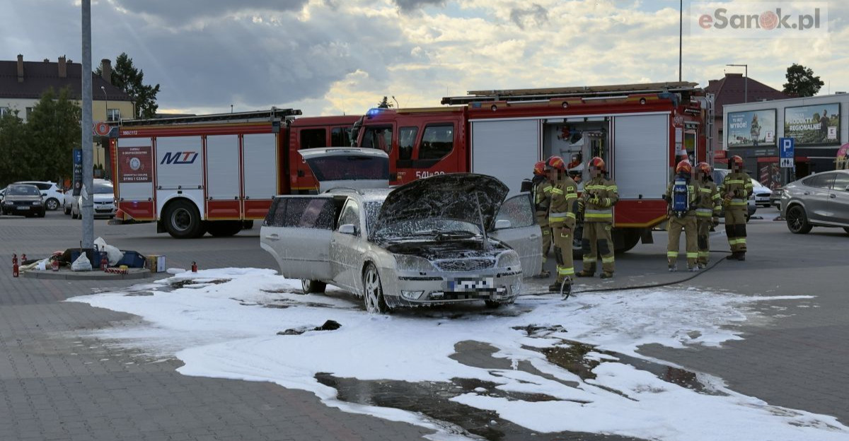 SANOK: Pożar samochodu na parkingu pod supermarketem [VIDEO, ZDJĘCIA]