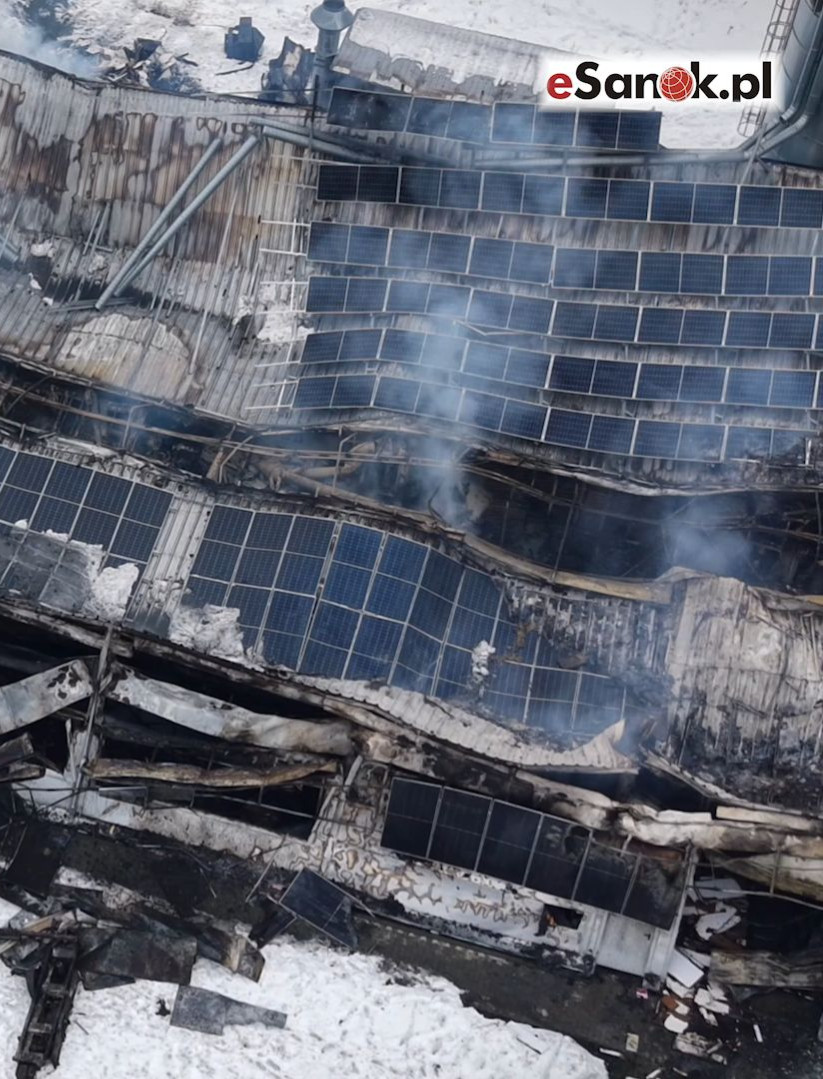 ZAGÓRZ: Potężny pożar hali produkcyjnej. W akcji 20 zastępów straży pożarnej [VIDEO Z LOTU PTAKA]